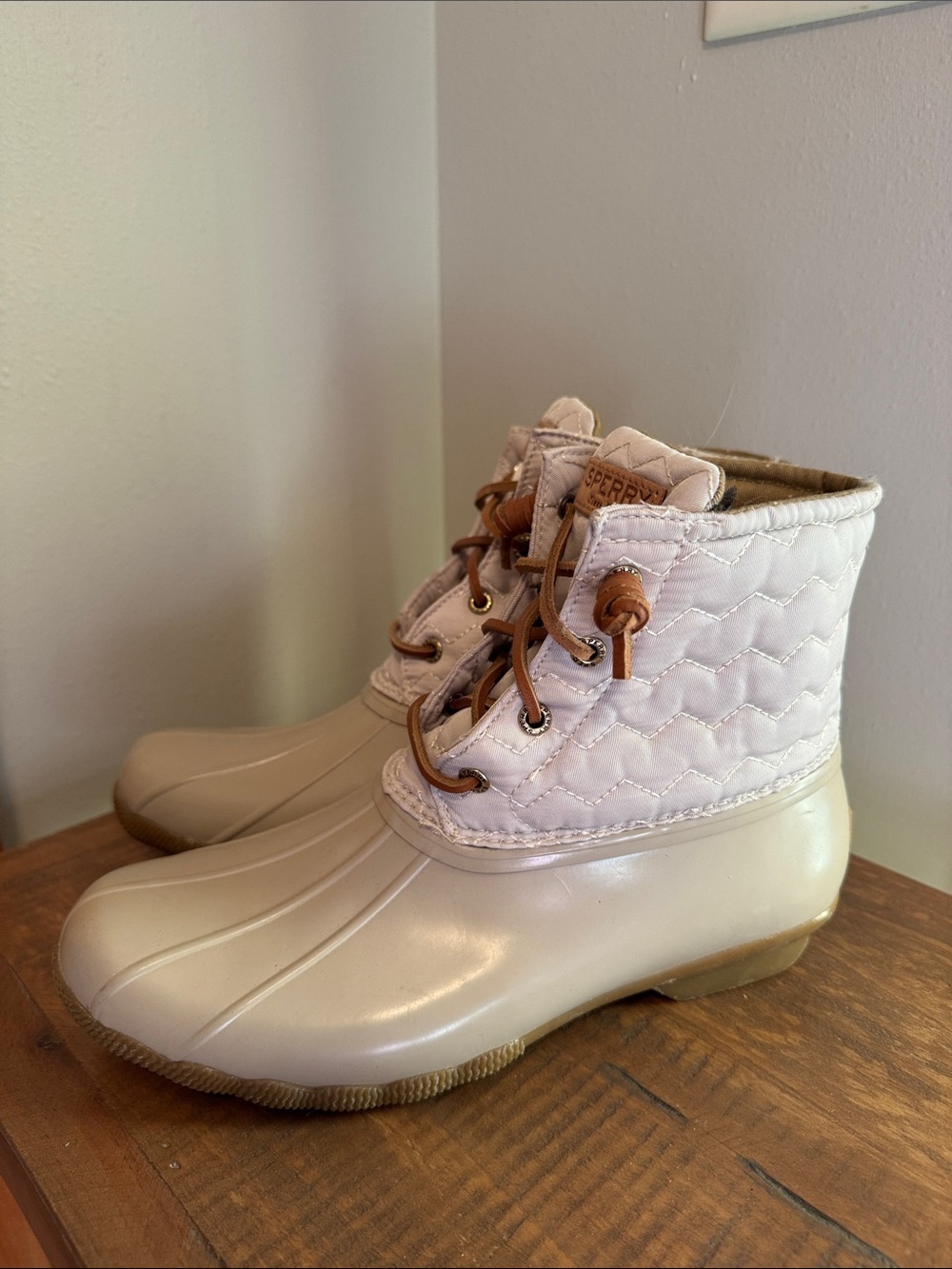 NWOT Women’s Sperry Taupe and Cream Quilted Duck Boots - 9.5